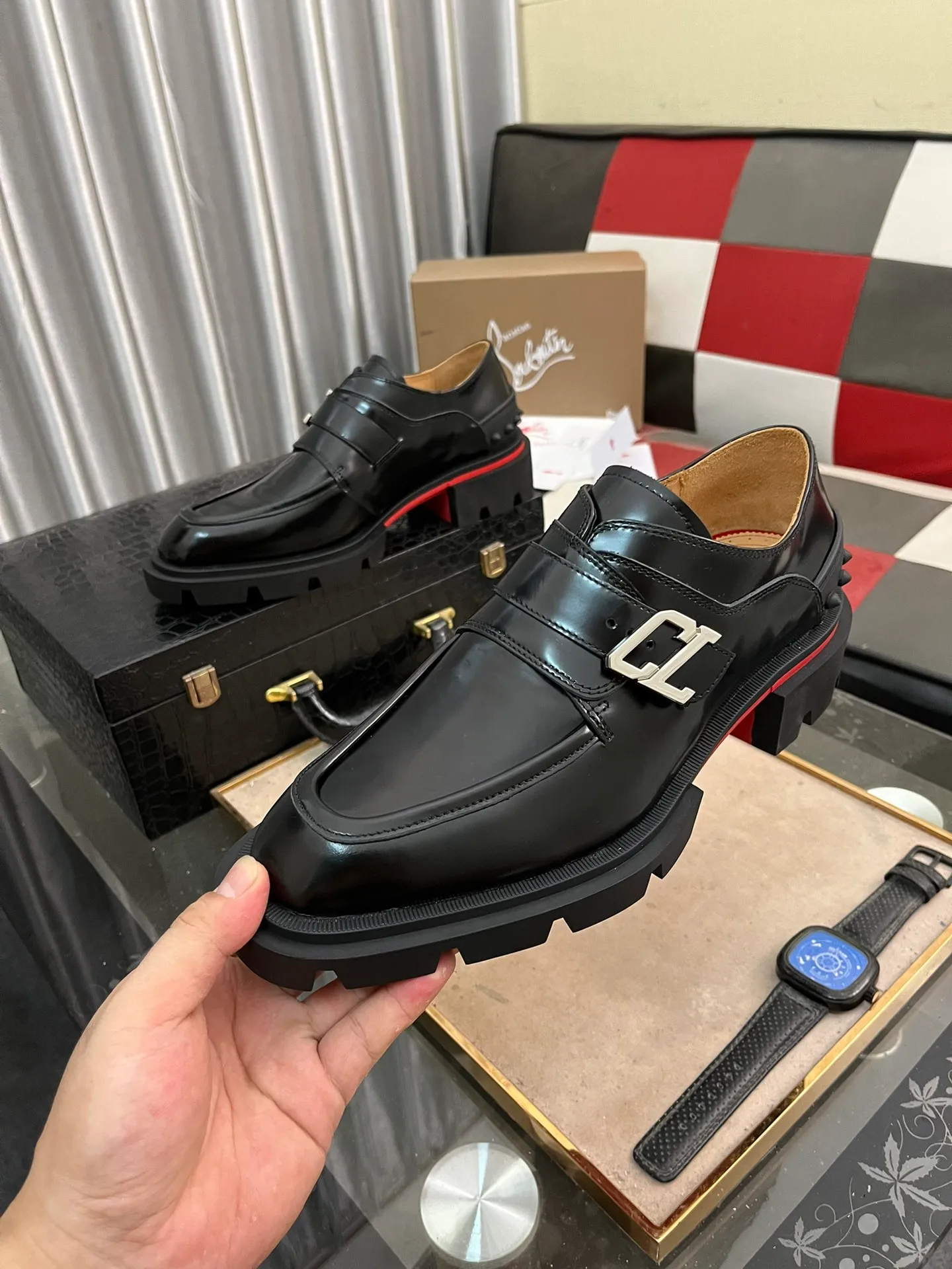 Men's shoes 💰820⌚️⌚️CL New formal leather shoes Christia* Loubouti* red-soled shoes GREGGO men's Oxford shoes Made of imported cowhide/glossy patent leather/stitched contrasting high silk suede. Three-section toe design. Iconic red outsole, the ultimate personalized shoe. Original color cowhide lining. Original Italian leather outsole; fine workmanship brings you a luxurious experience. With its neat silhouette and straightforwardness, GREGGO men's Oxford shoes are Oxford shoes born for city roaming. The elegant lines and classic silhouette exude eternal charm. The black patent leather material is exquisite and eye-catching, adding a sense of luxury to the overall look. The slender toe design is full of elegance, and matched with closed shoelaces of the same color, the sophistication is invisible. The slim sole design provides the shoes with a light foot feel, elegant steps, and a refined and elegant look. Shows outstanding texture.  Standard leather shoe size: 38-44